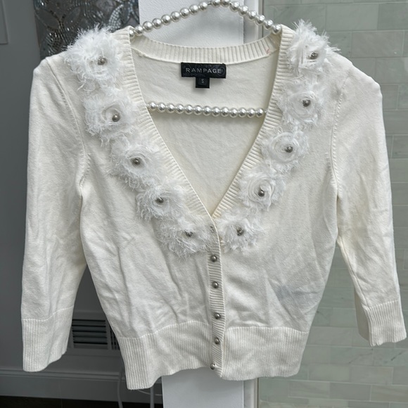 Rampage size small cropped, v-neck off-white cardigan. - Picture 1 of 4